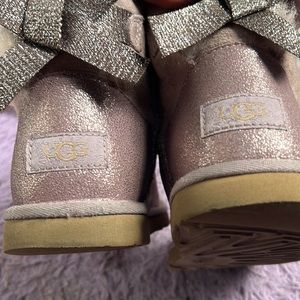 Ugg size 4.. ok condition..